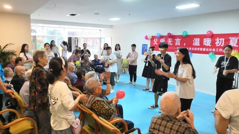 目前市场上常见的护理院床位尺寸主要有以下几种：